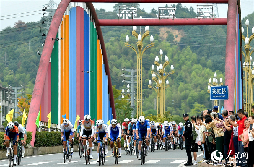 選手們騎行比賽中。人民網記者 時雨攝