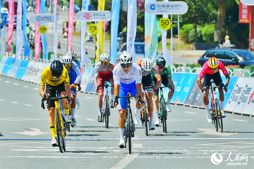 選手們騎行比賽中。人民網記者 時雨攝