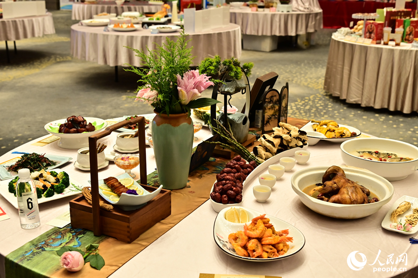 2025年“樟幫十味·藥都宴”首屆藥膳評選大賽現場展示的特色美食。人民網 朱海鵬攝