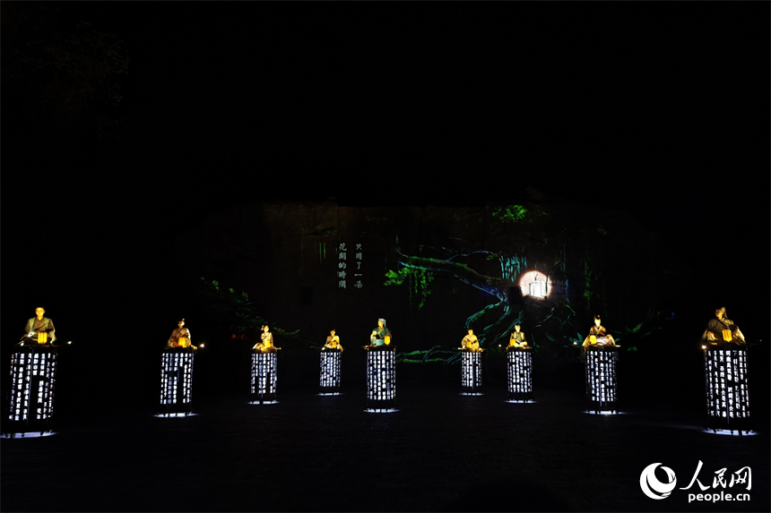 夜幕降臨，《尋夢龍虎山》實景演出正式開始。人民網 涂詩軒攝