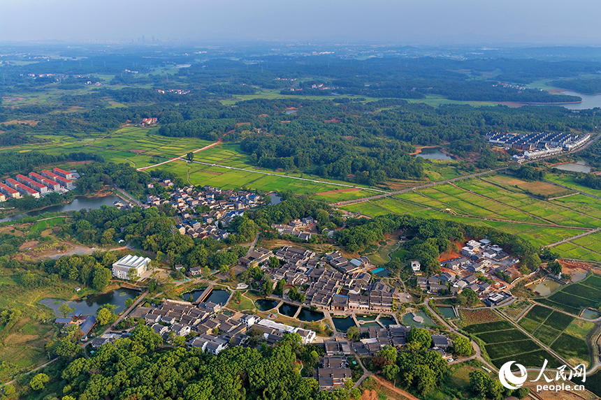 吉安市吉州區興橋鎮釣源古村,一棟棟修葺一新的贛派古建筑煥發新活力,吸引不少游客前來游玩。人民網 朱海鵬攝