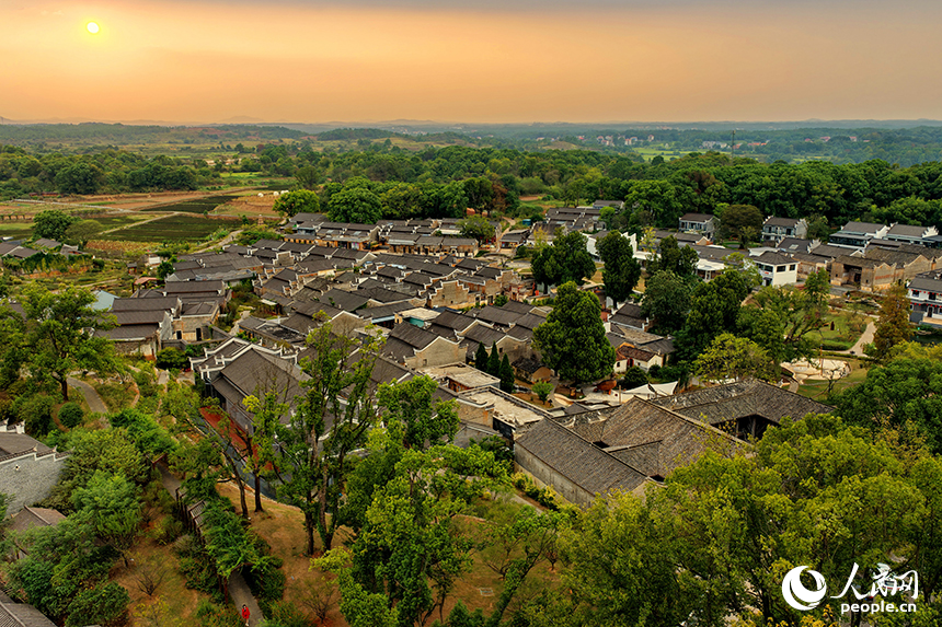 吉安市吉州區興橋鎮釣源古村，一棟棟修葺一新的贛派古建筑煥發新活力，吸引不少游客前來游玩。人民網 朱海鵬攝