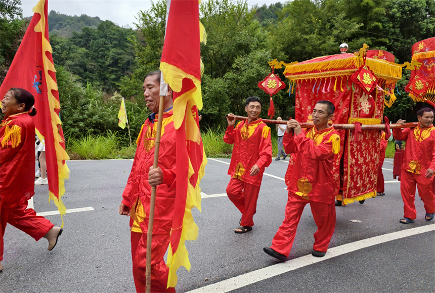 “傳統花轎竹筏迎親”民俗表演生動還原古代村民迎親場景，成為景區文化體驗的新亮點。人民網記者 時雨攝
