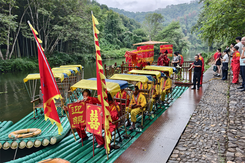 “傳統花轎竹筏迎親”民俗表演生動還原古代村民迎親場景，成為景區文化體驗的新亮點。人民網記者 時雨攝