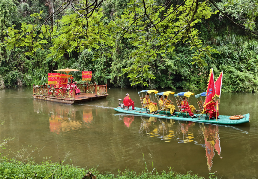 “傳統花轎竹筏迎親”民俗表演生動還原古代村民迎親場景，成為景區文化體驗的新亮點。人民網記者 時雨攝