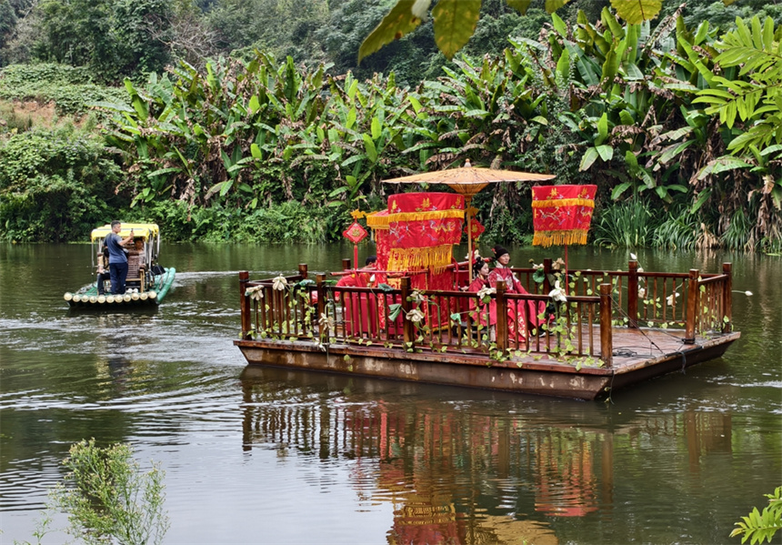 “傳統花轎竹筏迎親”民俗表演生動還原古代村民迎親場景，成為景區文化體驗的新亮點。人民網記者 時雨攝