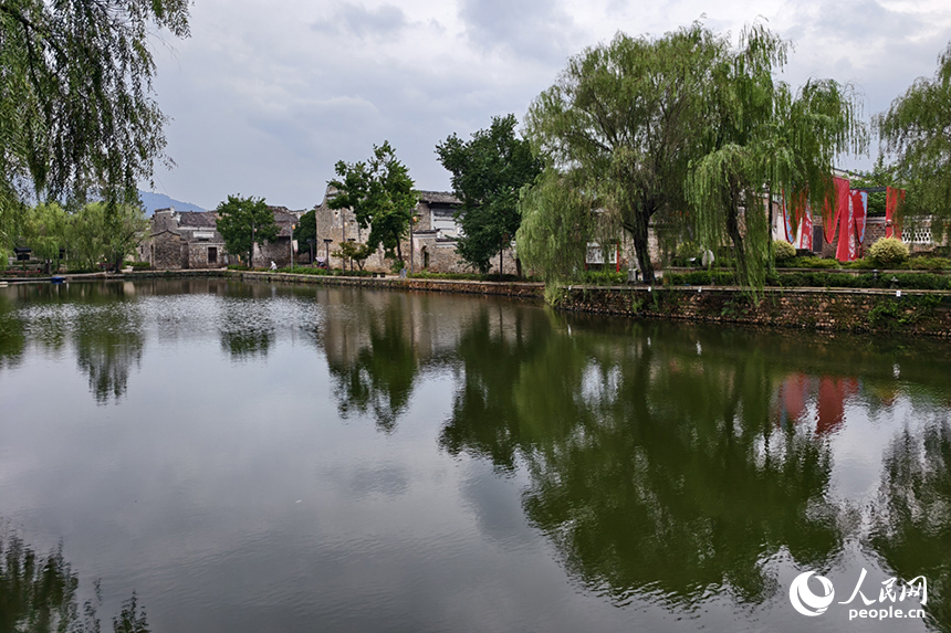 江西省樂安縣牛田鎮流坑古村，碧水環抱，一幅美麗宜居的鄉村新畫卷躍然眼前。人民網記者 時雨攝