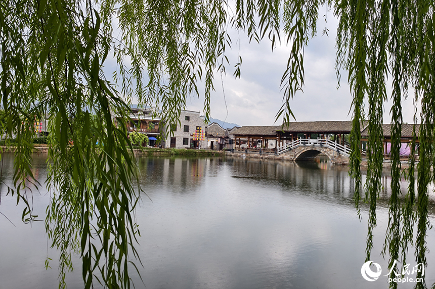 江西省樂安縣牛田鎮流坑古村，碧水環抱，一幅美麗宜居的鄉村新畫卷躍然眼前。人民網記者 時雨攝