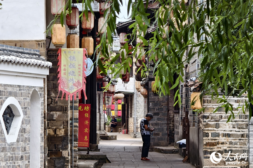 古村的長街深巷，縱橫交錯，每一處轉身，都如同一幅畫在眼前展開。人民網記者 時雨攝