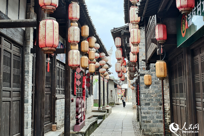 古村的長街深巷，縱橫交錯，每一處轉身，都如同一幅畫在眼前展開。人民網記者 時雨攝