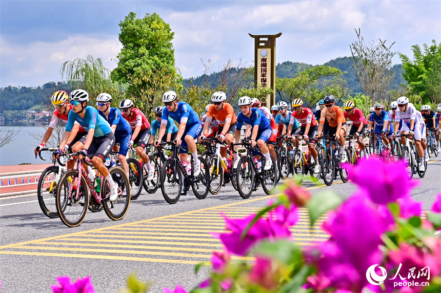 贛州市上猶縣南湖國家濕地公園，騎手在沿湖公路進行自行車騎行比賽，公路沿線風景秀美。人民網 朱海鵬攝