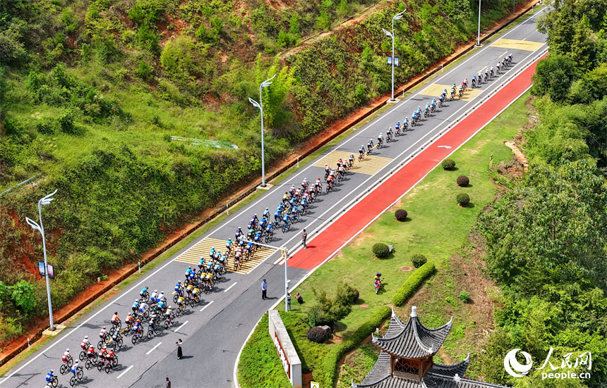 贛州市上猶縣南湖國家濕地公園，騎手在沿湖公路進行自行車騎行比賽，公路沿線風景秀美。人民網 朱海鵬攝