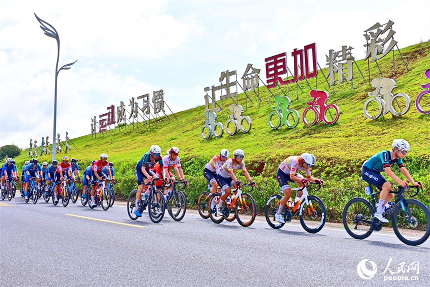 贛州市上猶縣南湖國家濕地公園，騎手在沿湖公路進行自行車騎行比賽，公路沿線風景秀美。人民網 朱海鵬攝
