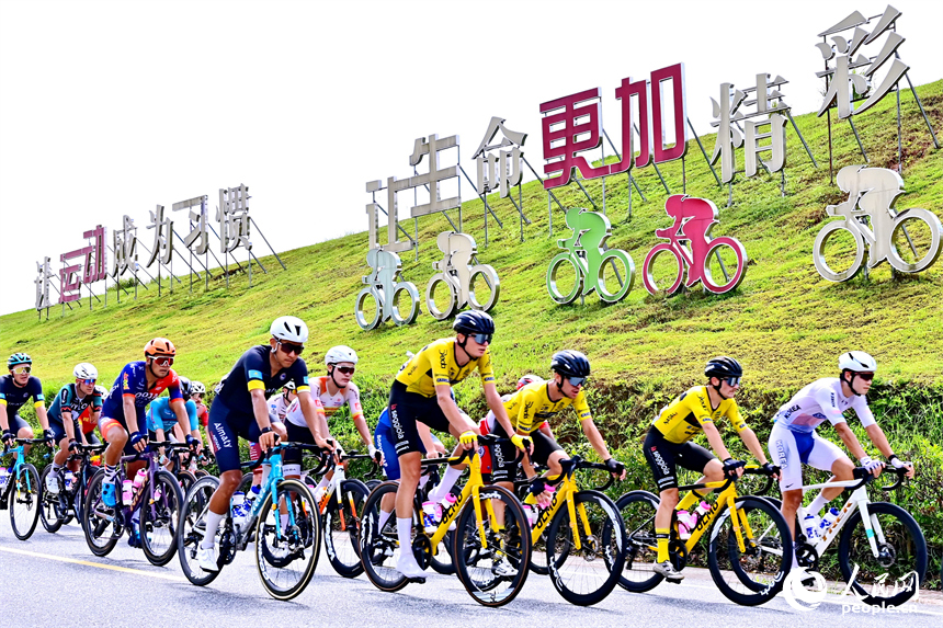 贛州市上猶縣南湖國家濕地公園，騎手在沿湖公路進行自行車騎行比賽，公路沿線風景秀美。人民網 朱海鵬攝