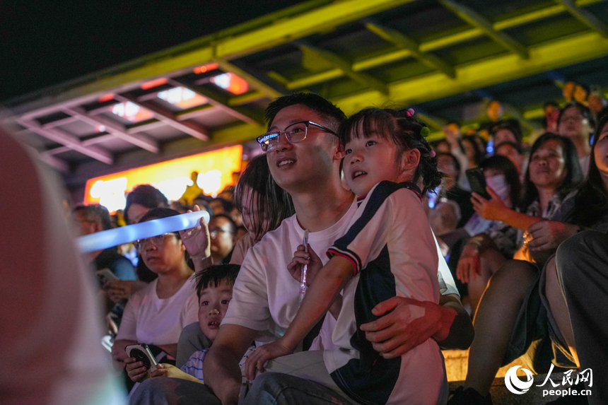 絢爛的煙花傳遞著盛會熱烈的氛圍與花炮的藝術魅力。 人民網 涂詩軒攝