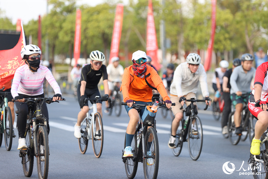 “愛我英雄城 騎行閱贛江”2025年南昌市自行車騎行活動舉行。人民網記者 時雨攝