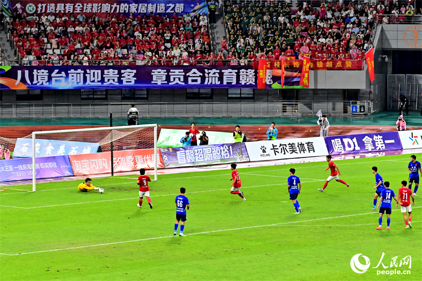 雙方球員在場上激烈拼搶。人民網 朱海鵬攝