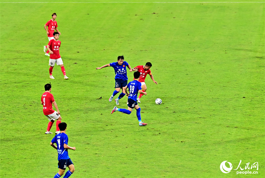 雙方球員在場上激烈拼搶。人民網 朱海鵬攝