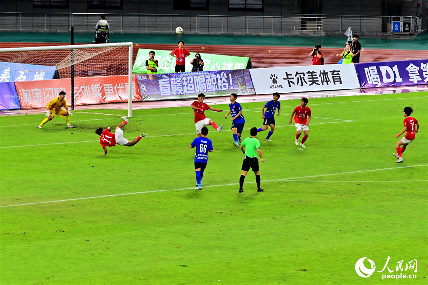雙方球員在場上激烈拼搶。人民網 朱海鵬攝