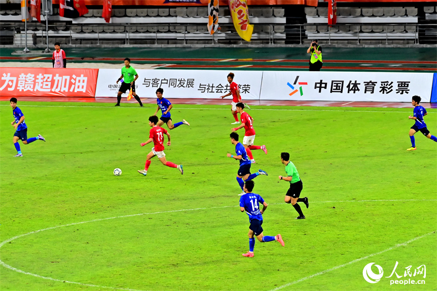 雙方球員在場上激烈拼搶。人民網 朱海鵬攝