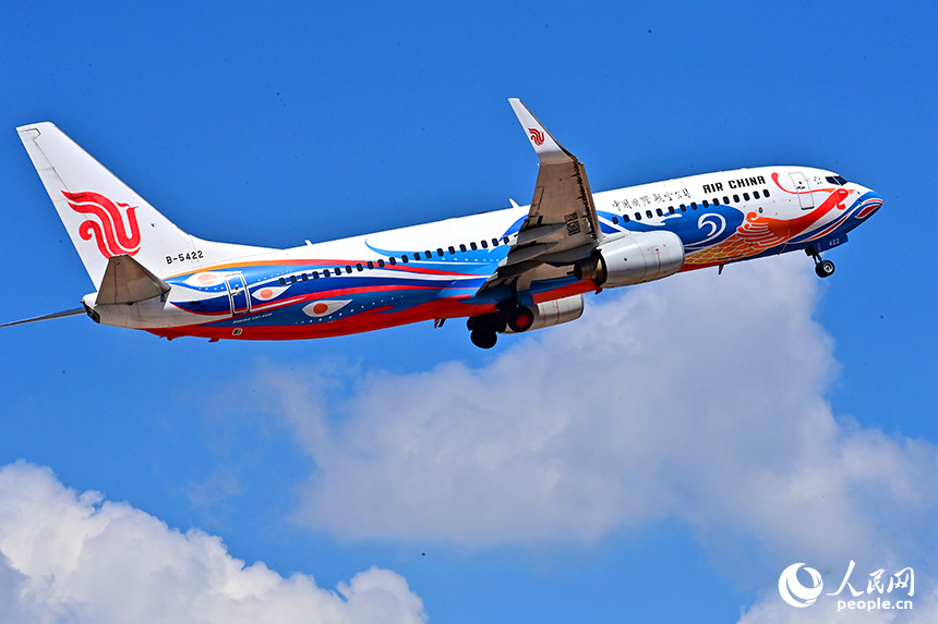 由瑞金飛往北京的CA8698航班緩緩駛入跑道，騰空而起、飛向北京。人民網 朱海鵬攝