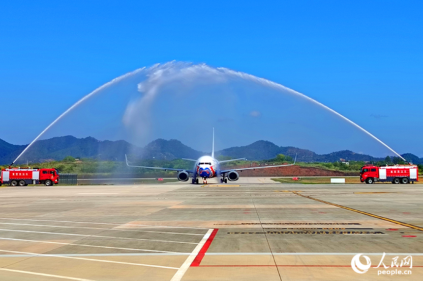 從北京大興國際機場飛來的CA8697航班平穩降落贛州瑞金機場，機場以民航最高禮儀“過水門”迎接，標志著贛州瑞金機場正式通航投運。鄧浩亭攝