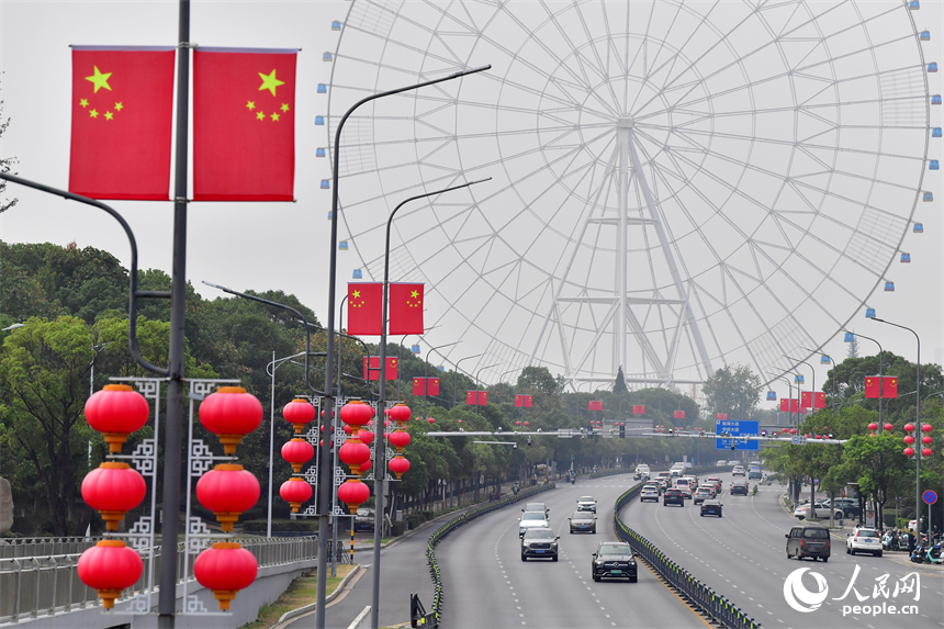 江西南昌紅谷灘贛江大道沿線，鮮艷的國旗與大紅燈籠交相輝映，構成了一片絢麗的“中國紅”海洋。人民網記者 時雨攝