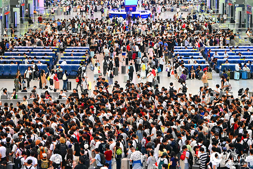 南昌西站候車大廳人頭攢動，不少旅客已提前踏上“雙節”假期旅程。人民網 朱海鵬攝