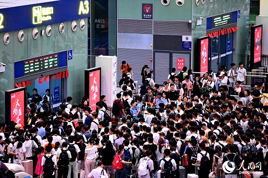 南昌西站候車大廳人頭攢動，不少旅客已提前踏上“雙節”假期旅程。人民網 朱海鵬攝