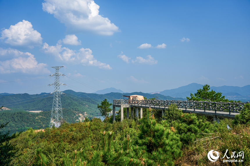 山林間觀景臺與能源基建相融。人民網 涂詩軒攝