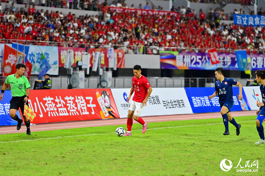 “贛超”半決賽第一回合比賽現場，兩隊球員在場上激烈角逐。人民網 朱海鵬攝