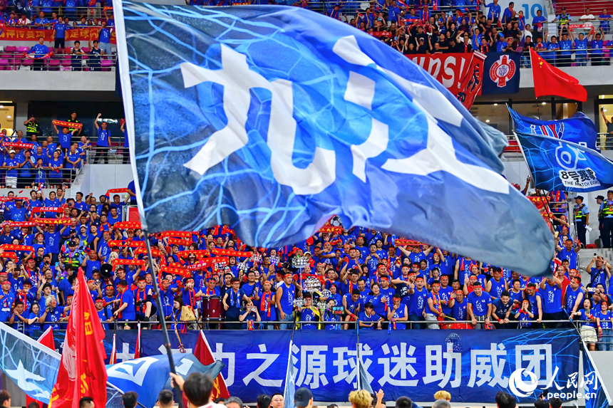 身穿藍色衣服的九江隊球迷在賽后與球員揮手致意。人民網 朱海鵬攝