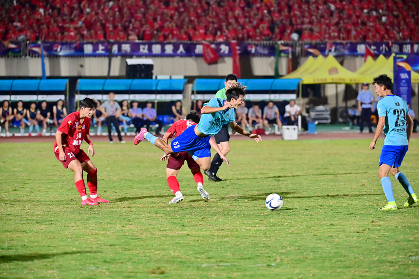 宜春隊在主場對戰撫州隊，雙方球員你來我往、激烈角逐。劉勇攝