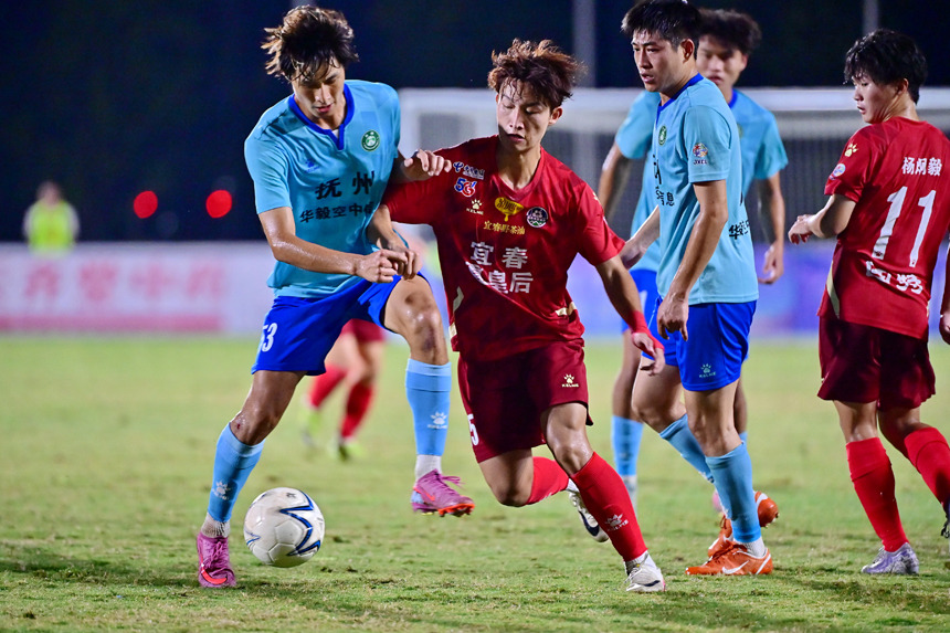 宜春隊在主場對戰撫州隊，雙方球員你來我往、激烈角逐。劉勇攝