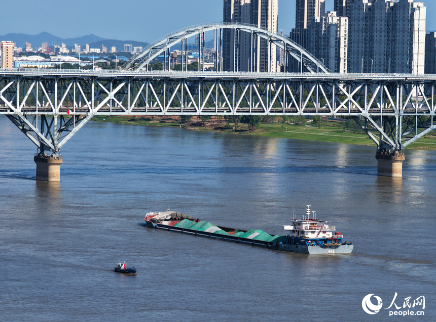 位于江西省九江市的長江航道，船舶往返穿梭，一派繁忙景象。人民網記者 毛思遠攝