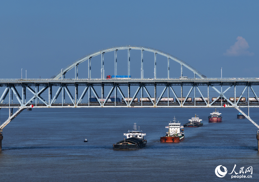 位于江西省九江市的長江航道，船舶往返穿梭，一派繁忙景象。人民網記者 毛思遠攝