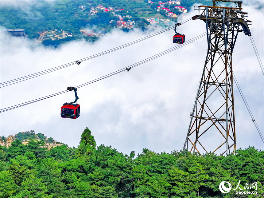 游客乘坐交通索道纜車觀賞廬山秋日美景。人民網 朱海鵬攝