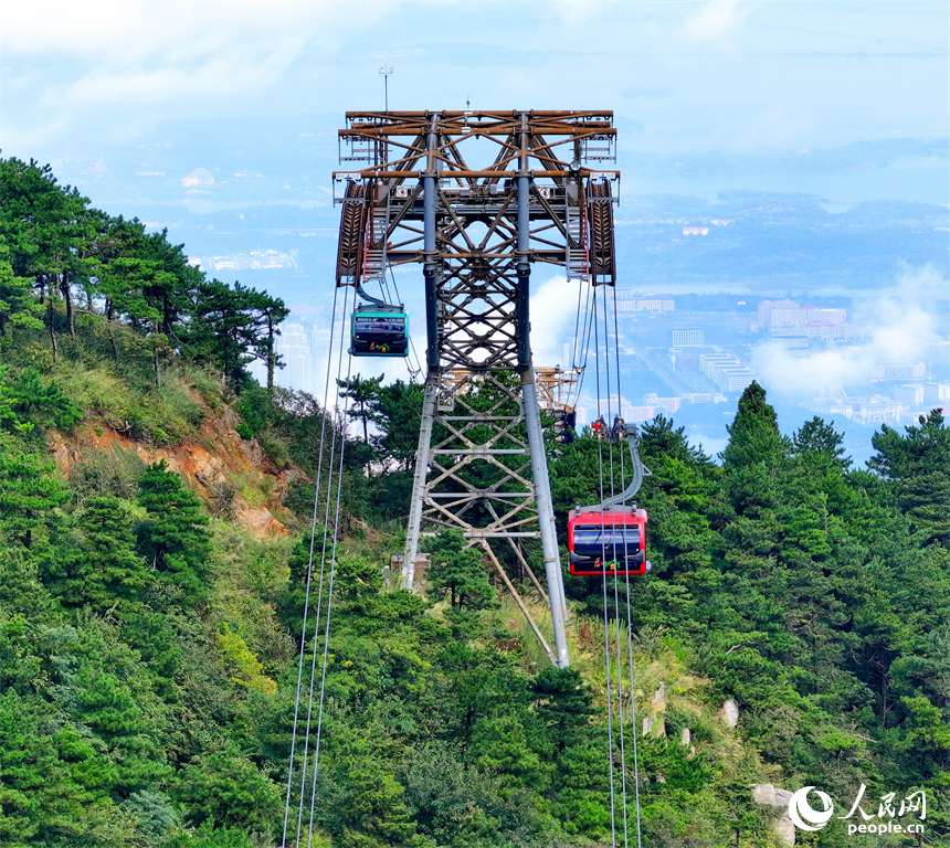 游客乘坐交通索道纜車觀賞廬山秋日美景。人民網 朱海鵬攝