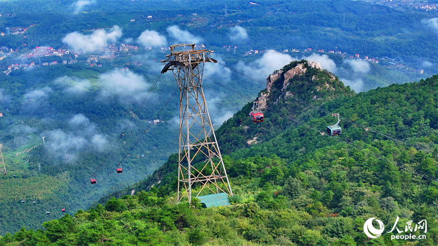 游客乘坐交通索道纜車觀賞廬山秋日美景。人民網 朱海鵬攝