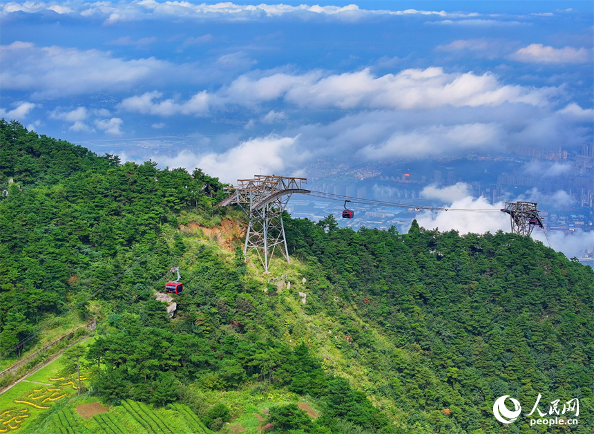 游客乘坐交通索道纜車觀賞廬山秋日美景。人民網 朱海鵬攝