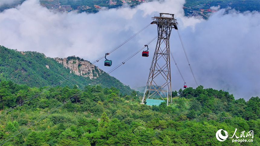 游客乘坐交通索道纜車觀賞廬山秋日美景。人民網 朱海鵬攝