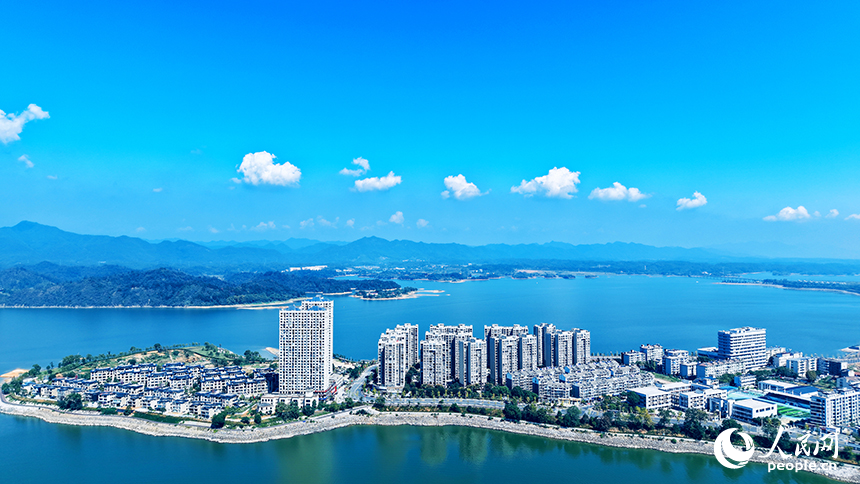 深秋的江西省九江市武寧縣，宛如一幅鋪展的山水長卷。人民網記者 邱燁攝