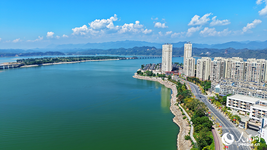 深秋的江西省九江市武寧縣，宛如一幅鋪展的山水長卷。人民網記者 邱燁攝