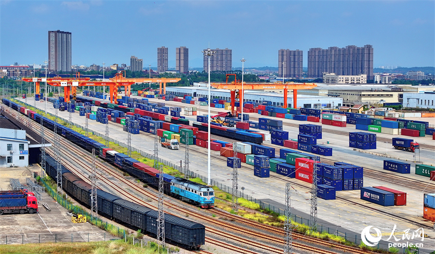 贛州國際陸港貨場內集裝箱裝卸繁忙，各類班列有序進出港。人民網 朱海鵬攝