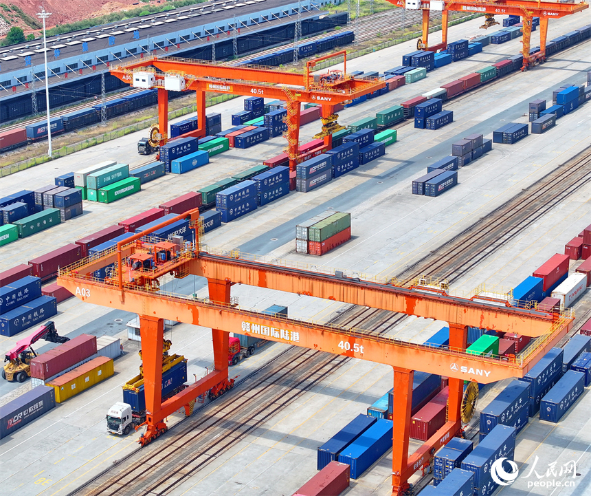 贛州國際陸港貨場內集裝箱裝卸繁忙，各類班列有序進出港。人民網 朱海鵬攝