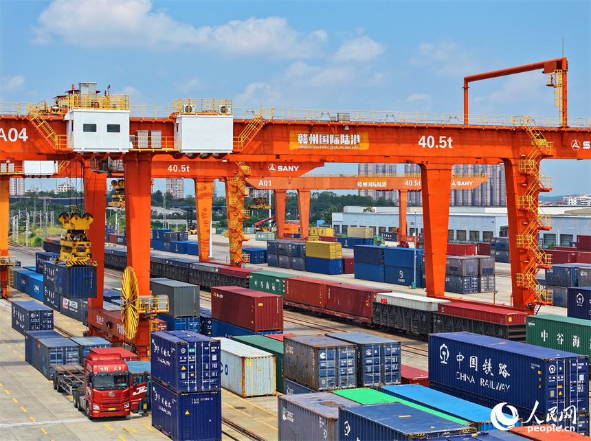 贛州國際陸港貨場內集裝箱裝卸繁忙，各類班列有序進出港。人民網 朱海鵬攝