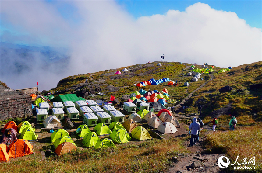 贛州市崇義縣齊云山，眾多游客徒步前來搭帳篷游玩，暢享戶外休閑露營樂趣。朱海鵬攝