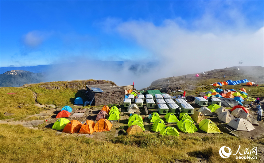 贛州市崇義縣齊云山，眾多游客徒步前來搭帳篷游玩，暢享戶外休閑露營樂趣。朱海鵬攝