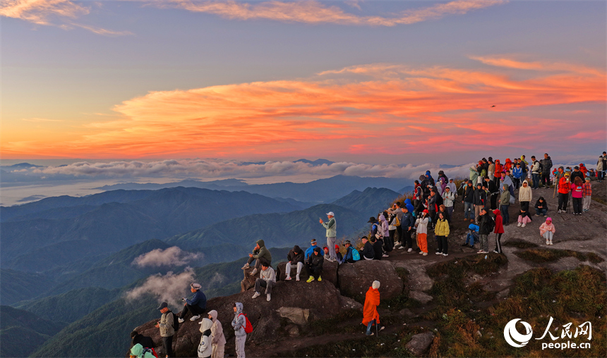 贛州市崇義縣齊云山，眾多游客徒步前來搭帳篷游玩，暢享戶外休閑露營樂趣。朱海鵬攝