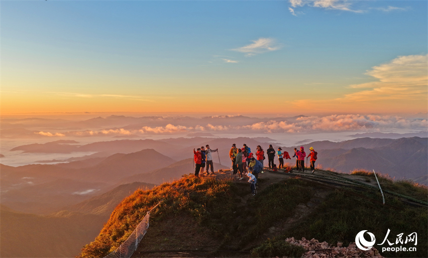 贛州市崇義縣齊云山，眾多游客徒步前來搭帳篷游玩，暢享戶外休閑露營樂趣。朱海鵬攝